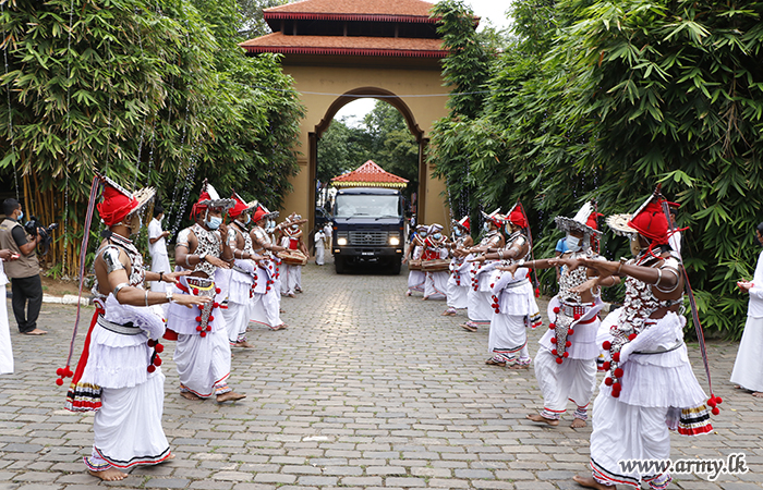 'Sandahiru Seya' Crest-Gem & Pinnacle Leaves the Kelaniya Rajamaha Viharaya for Gampaha