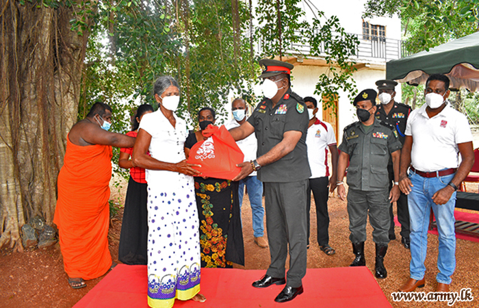 යුද්ධ හමුදාවේ මුලිකත්වයෙන් අඩු ආදායම්ලාභි පවුල් 1000 කට වියලි සලාක පාර්සල් බෙදාදෙති