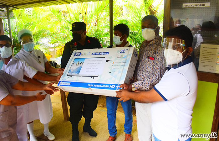 Samurdhi Officials Donate Electronic Accessories to Treatment Centre