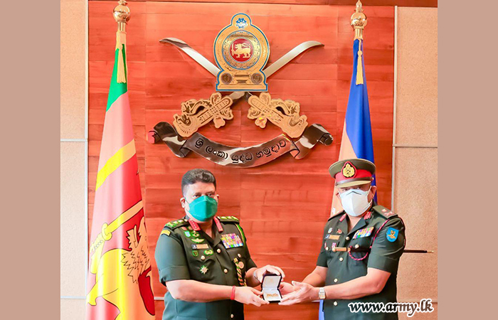 Senior Officer Just-Promoted Receives New Rank Insignia from the Army Chief