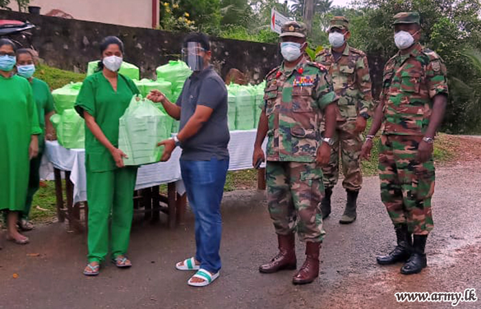 இடை நிலைப் பராமரிப்பு நிலையத்தில் உள்ளவர்களுக்கு ஒரு  சமூக ஆர்வலர் இரவு உணவு வழங்கல் 