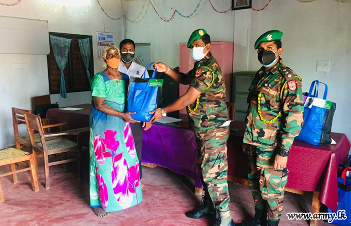 With 'Thiyahie' Support, Troops Distribute 1000 Relief Packs in Jaffna