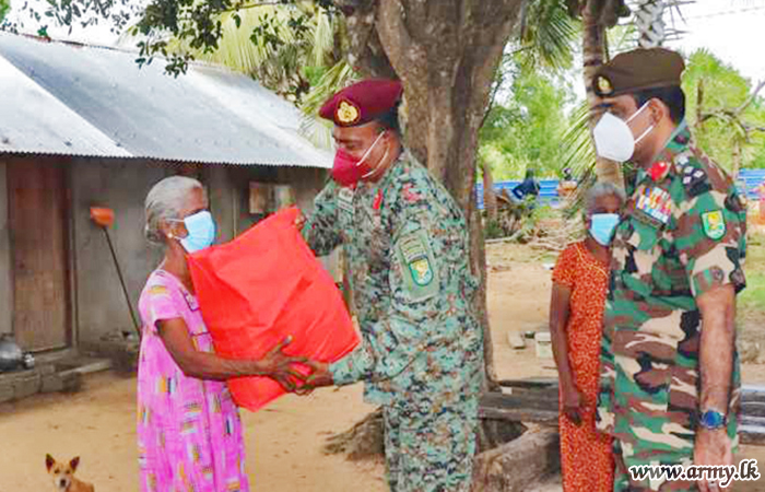 මඩු ප්‍රදේශයේ පීඩාවට පත් ජනතාව අතර වියලි සලාක පාර්සල් බෙදාදෙයි