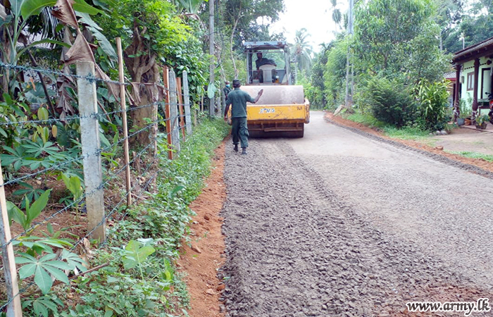 ග්‍රාමීය මාර්ග ප්‍රතිසංස්කරණය සඳහා 5  වන ක්‍ෂේත්‍ර ඉංජිනේරු රෙජිමේන්තුවේ භටපිරිස්වල සහය