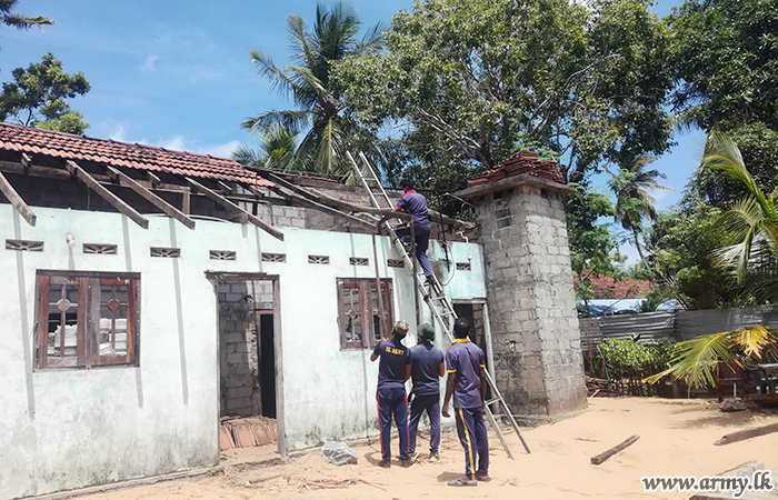 යුද්ධ හමුදා භටපිරිස් විවිධ දුෂ්කරතා මධ්‍යයේ දිවිගෙවන කාන්තාවකගේ නිවසේ වහලය අලුත්වැඩියා කරති