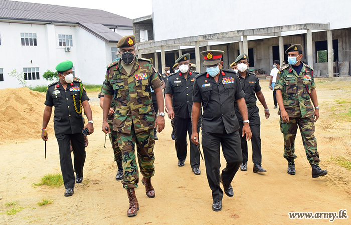 විධායක ජෙනරල් සහ සේනාංකාධිපති ඇතුලු ජ්‍යෙෂ්ඨ නිලධාරින් පිරිසක් පල්ලේකැලේ යුද්ධ හමුදා රෝහලේ ඉදිකිරීම්වල ප්‍රගතිය නිරීක්‍ෂණය කරයි 