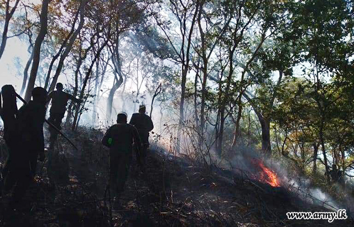 ආරක්‍ෂක සේනා මූලස්ථානය - මධ්‍යම භටපිරිස් කුඹුක්කන සහ වැලිමඩ ප්‍රදේශවල හදිසියේ ඇති වූ ලැව් ගිනි නිවාදමති 