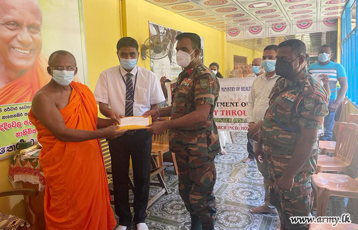 24 வது படைப்பிரிவினரால் நிந்தவூரில் நிவாரண மற்றும் மூலிகை மருந்து பொருட்கள் பகிர்ந்தளிப்பு