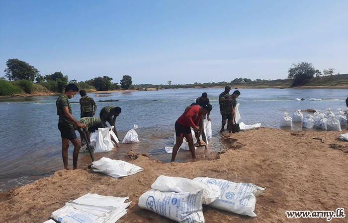 222 Brigade Troops Respond to Emergency & Put up Sandbag Waterway 