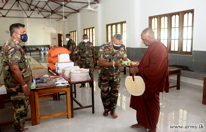 යුද්ධ හමුදාවේ සම්බන්ධීකරණයෙන් ආරණ්‍ය සේනාසන දෙකකට වියළි සලාක පූජා කෙරේ