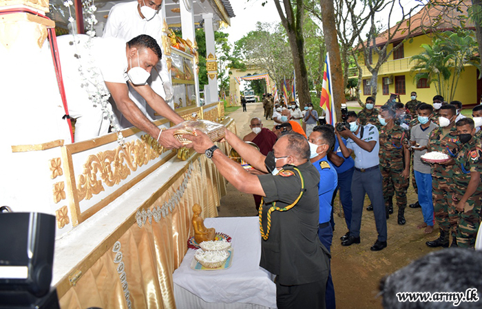 12 Division Troops Assist Motorcade Carrying Crest Gem to 'Sanda Hiru Seya'