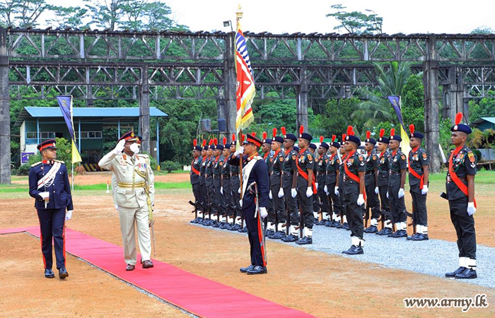 විශ්‍රාම දිවියට පා තබන ශ්‍රී ලංකා යුද්ධ හමුදා ස්වෙච්ඡා බලසේනාවේ සේනාවිධායකට ගෞරවාචාර