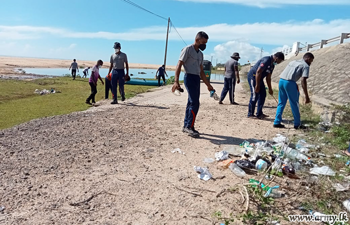 යුද්ධ හමුදා භටපිරිස් අක්කරෙයිපත්තු වෙරළ තීරය පිරිසිදු කරති