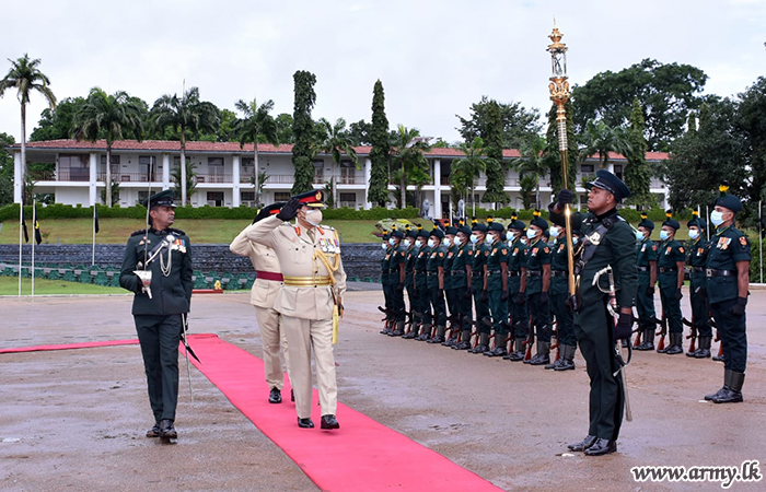 Outgoing Major General Indrajith Bandara Saluted at His Regimental HQ