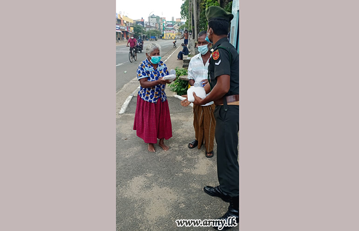 Galle Troops Distribute Food Packs