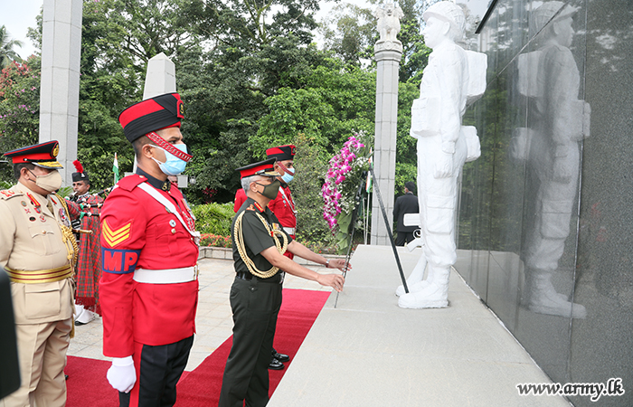 ඉන්දීය යුද්ධ හමුදා ප්‍රධානි ඉන්දියානු සාම සාධක හමුදා ස්මාරකය අභියසදී රණවිරුවන් අනුස්මරණය කරයි