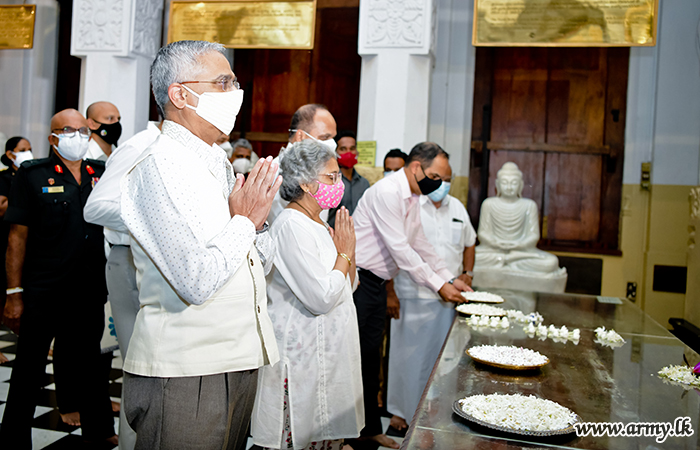 ඉන්දීය යුද්ධ හමුදා ප්‍රධානි ශ්‍රී දළඳා මාලිගාව වැඳපුදාගනී 