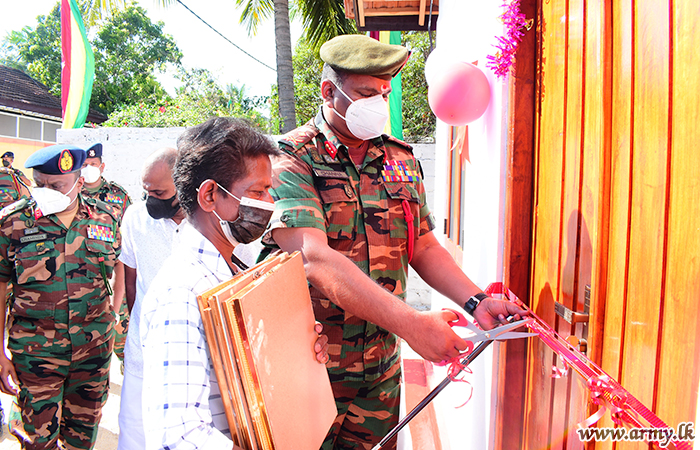 கிழக்குப் படையினரால் அம்பாறையில் வீடற்றவர்களுக்கு மேலும் இரண்டு புதிய வீடுகள் பரிசாக 