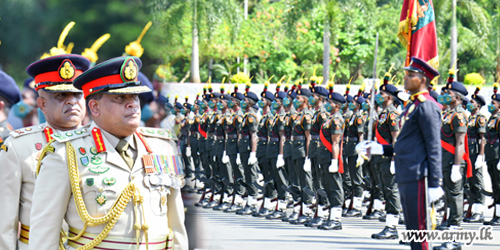 යුද්ධ හමුදා ප්‍රධානි විජයබාහු පාබල රෙජිමේන්තුව වෙත හමුදා සම්ප්‍රදායානූකූලව රතු පලස් මතින් පිළිගනි