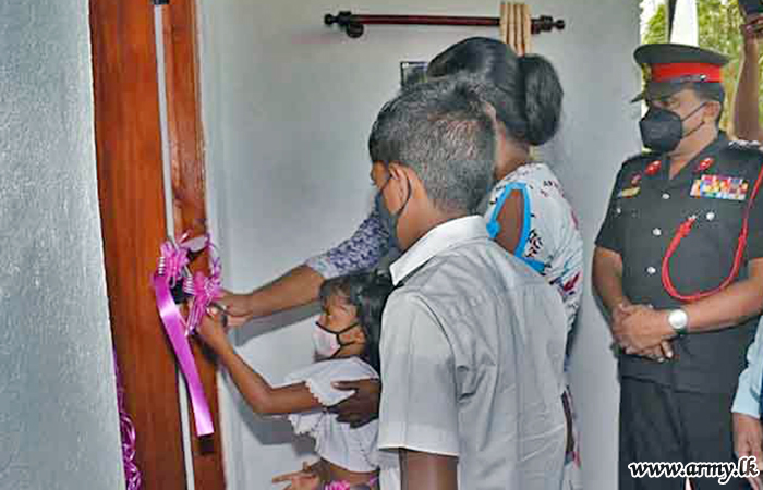 அமைச்சரின் ஆதரவுடன் 21 வது படைப்பிரிவின் படையினரால் மற்றொரு குடும்பத்திற்கான புதிய வீடு நிர்மாணிப்பு