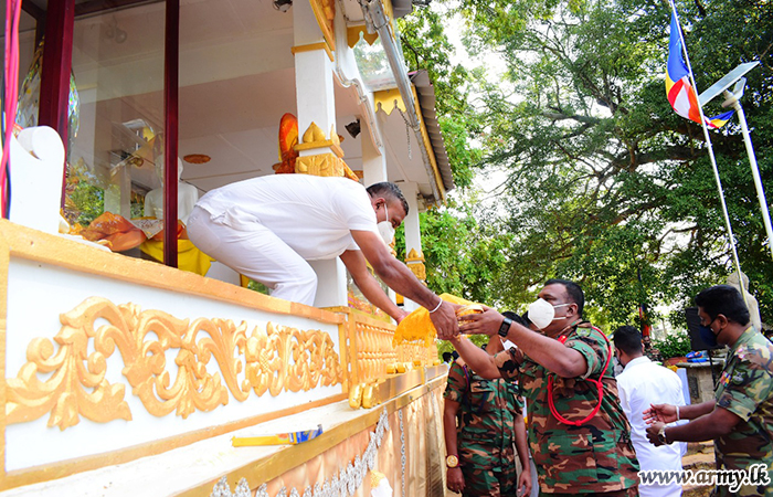 ‘සඳ හිරු සෑය’ චෙත්‍යයේ තැන්පත් කිරීමට නියමිත කොත්වහන්සේ සහ චූඩාමානික්‍ය නැගෙනහිර ආරක්‍ෂක සේනා මූලස්ථානයේ ආඥාපති ඇතුළු භටපිරිස් වැඳපුදාගනී