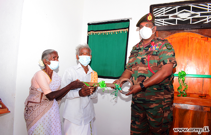 கிழக்கு படையினர்  பொத்துவில் பிரதேச  வயதான வறிய  தம்பதியினருக்கு வீடு வழங்கல்