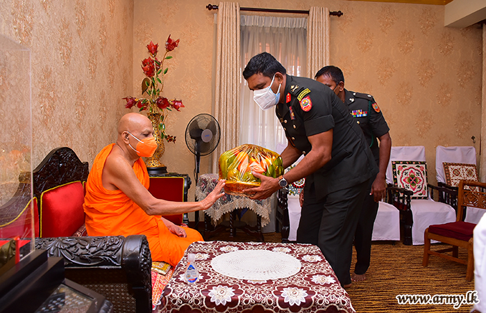 Central Commander Pays Respect to Dalada Maligawa & Two Mahanayake Prelates