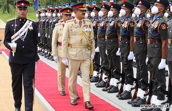 ශ්‍රී ලංකා ජාතික ආරක්‍ෂක බලමුළුවේ රෙජිමේන්තු අධිපතිතුමන්ට සිය රෙජිමේන්තුවේ ගෞරවාචාර 