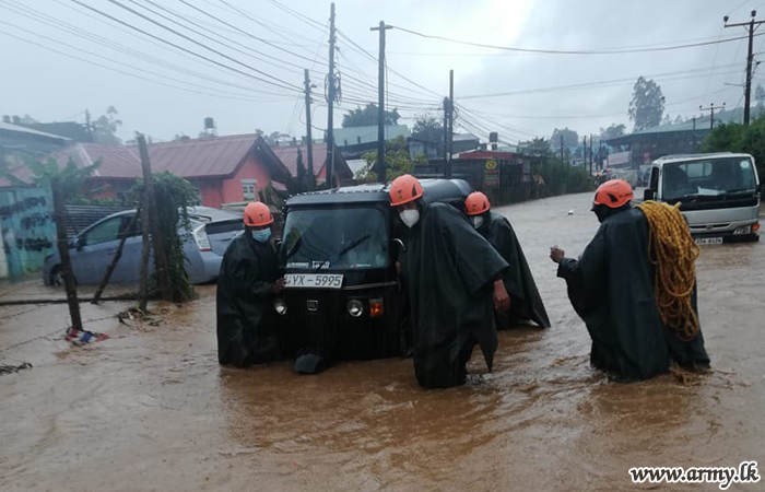 3 (V) SLSR Troops Help People Affected by Minor Floods