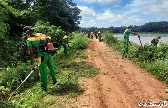 Troops Join Canal Cleaning at Ethawetunuwewa