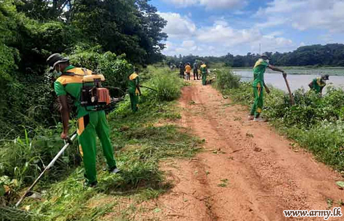 යුද්ධ හමුදා භටපිරිස් කල්පේ වැව් බැම්ම පිරිසිදු කරති 