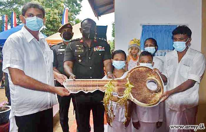 வட மத்திய மாகாணத்தில் வீட்டற்றவர்களுக்கு  இராணுவத்தினரால் இரு வீடுகள் அன்பளிப்பு 