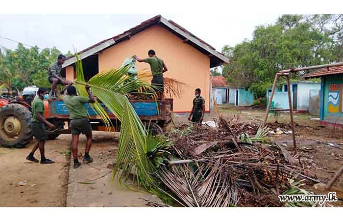 65 වන සේනාංකයේ භටපිරිස් පාසල් නැවත විවෘත කිරීමට පෙර පාසල් පරිශ්‍රයන් පිරිසිදු කරයි