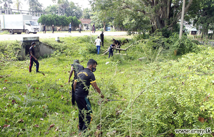 14 SLSR Troops Clean Oddusudan Maha Vidyalaya