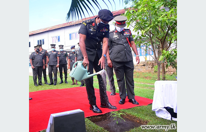 ආරක්‍ෂක සේනා ආඥාපති - මධ්‍යම ගංවතුරෙන් පීඩාවට පත් ප්‍රදේශවල සංචාරයක 