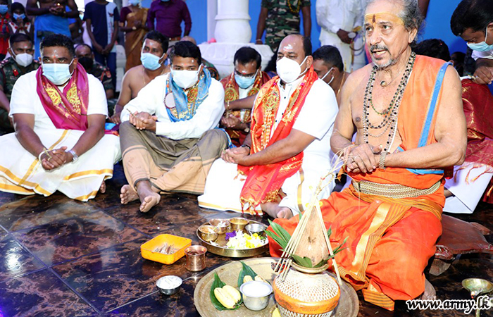 Jaffna Troops Join Hindus to Mark 'Deewali' Ceremony