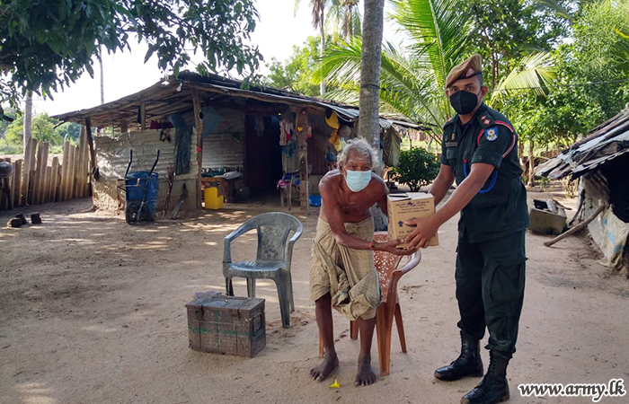 9 වන ශ්‍රී ලංකා ජාතික ආරක්‍ෂක බලමුළුවේ භටපිරිස් අඩු ආදායම්ලාභි පවුල් අතර වියළි සලාක පාර්සල් බෙදාදෙයි