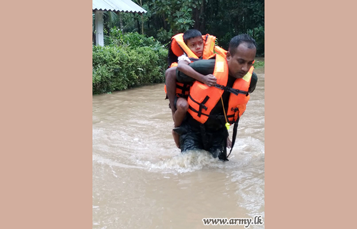 வெள்ளத்தால் பாதிக்கப்பட்டவர்களுக்கு நிவாரணம் வழங்கும் பணிகளில் இராணுவத்தினர் தொடர்ந்தும் ஈடுபட்டுவருகின்றனர்