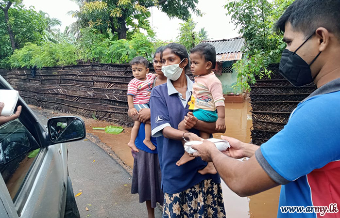 SF Troops in West, Jaffna, Wanni & Divisions Provide Hundreds of Cooked Meal Packets to Flood Victims