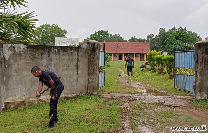 යුද්ධ හමුදා භටපිරිස් මන්නන්කන්ඩාල් ප්‍රාථමික විද්‍යාලය පිරිසිදු කරති