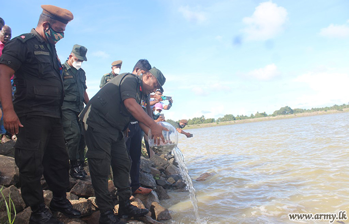 අඩු ආදායම්ලාභී ධීවර පවුල්වල ජීවනෝපාය නඟාසිටුවමින් 572 වන බලසේනාවේ භටපිරිස් මත්ස්‍යයින් මුදාහරී 