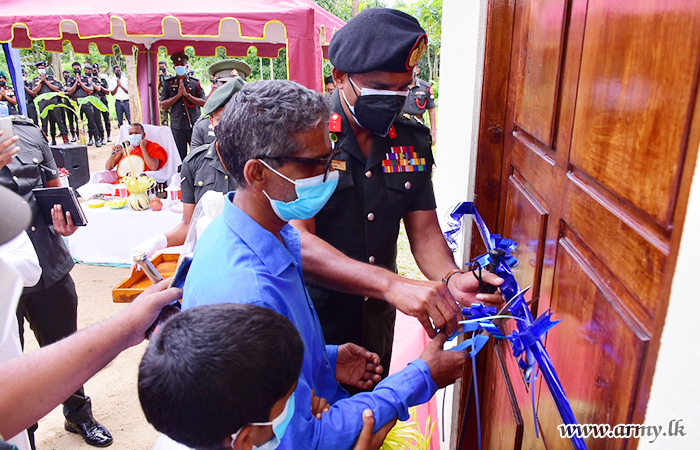 121 Brigade HQ with Sponsor’s Support Gifts New House to Civilian