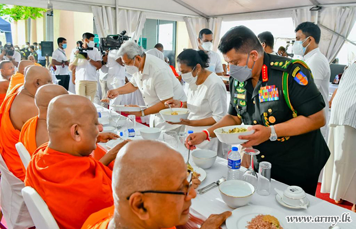 අතිගරු ජනාධිපතිතුමන්ගේ දෙවන පදවි ප්‍රාප්තියට සමගාමීව සඳහිරු සෑ රඳුන් අභිමුවදී පළමු ‘සාංඝික දානය’ පූජා කෙරේ