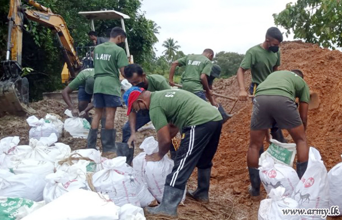 1 වන ශ්‍රී ලංකා ජාතික ආරක්‍ෂක බළමුළුවේ භටපිරිස් වැලි කොට්ට අතුරා වැව්බැම්මේ ආරක්‍ෂාව තර කරයි