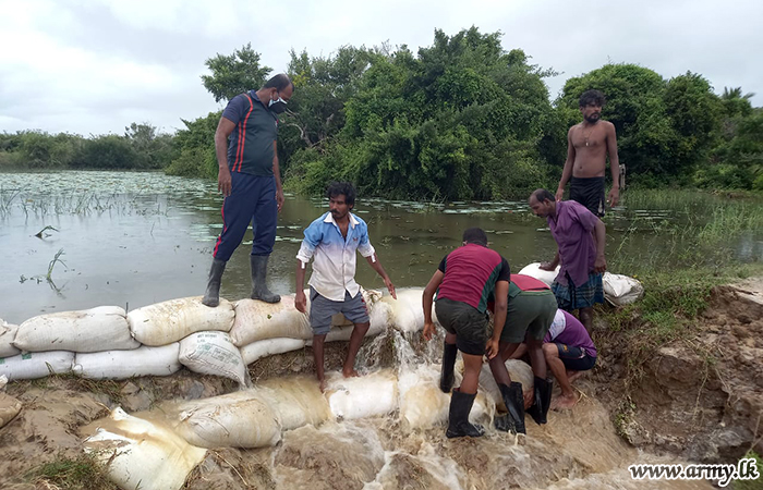 5 වන (ස්වෙච්ඡා) යාන්ත්‍රික පාබල රෙජිමේන්තුවේ භටපිරිස් හානියට පත් වැව් බැම්මක් පිළිසකර කරයි