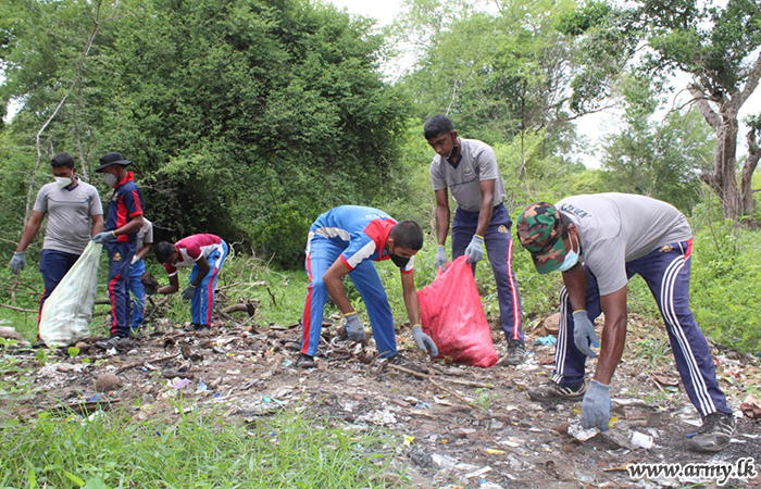 3 SLNG Troops Clean ‘Menik Ganga’ Adjoining Areas