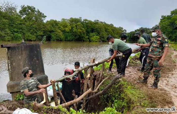 படையினரால்  குளக்கட்டு  சீரமைப்பு 