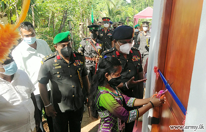 කතරගම දේවාල අරමුදලේ ප්‍රතිපාදන මත භටපිරිස් වෙතින් අඩු ආදායම්ලාභි පවුලකට නව නිවසක් 