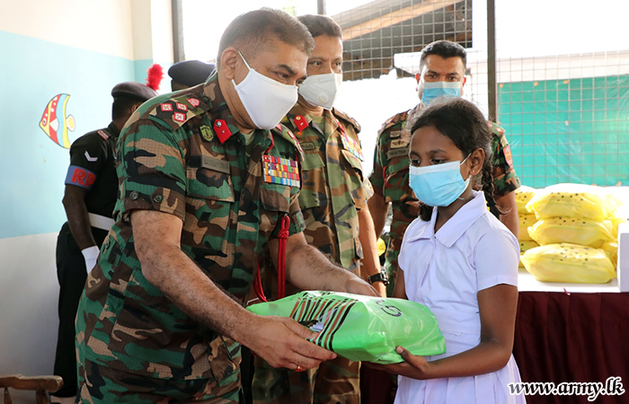 படையினரின் ஏற்பாட்டில் நாவட்குழி பகுதியில் நிவாரண  பொதிகள்மற்றும் கற்றல் உபகரணங்கள் பகிர்ந்தளிப்பு 