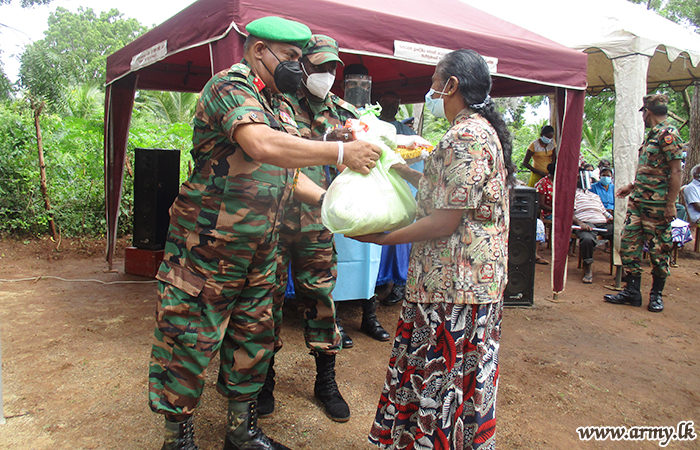 යුද්ධ හමුදාවේ සම්බන්ධීකරණයෙන් පවුල් 100 කට වියලි සලාක පාර්සල්